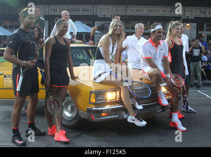 New York, New York, USA. 24. August 2015. Tennis stars MADISON KEYS, MARIA SHARAPOVA, ROGER FEDERER, RAFAEL NADAL, GENIE BOUCHARD, JOHN MCENROE, ANDRE AGASSI, NICK KYRGIOUS und SERENA WILLIAMS Veranstaltung der "NYC Street Tennis" im Meatpacking District. © Nancy Kaszerman/ZUMA Draht/Alamy Live-Nachrichten Stockfoto