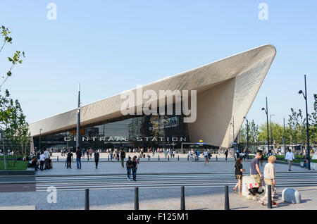 ROTTERDAM, Niederlande - 22. August 2015: Skyline der Stadt und Bau der Rotterdamer Hauptbahnhof, ein wichtiger Verkehrsknotenpunkt Stockfoto