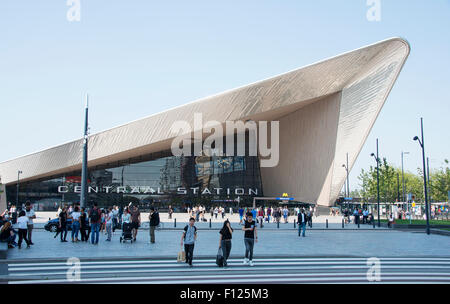 ROTTERDAM, Niederlande - 22. August 2015: Skyline der Stadt und Bau der Rotterdamer Hauptbahnhof, ein wichtiger Verkehrsknotenpunkt Stockfoto