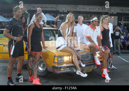 New York, New York, USA. 24. August 2015. Tennis stars MADISON KEYS, MARIA SHARAPOVA, ROGER FEDERER, RAFAEL NADAL, GENIE BOUCHARD, JOHN MCENROE, ANDRE AGASSI, NICK KYRGIOUS und SERENA WILLIAMS Veranstaltung der "NYC Street Tennis" im Meatpacking District. © Nancy Kaszerman/ZUMA Draht/Alamy Live-Nachrichten Stockfoto