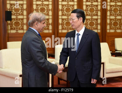 Peking, China. 25. August 2015. Chinese Vice Premier Zhang Gaoli (R) trifft sich mit Chief Minister von pakistanischen Punjab Provinz Shahbaz Sharif in Peking, Hauptstadt von China, 25. August 2015. © Zhang Duo/Xinhua/Alamy Live-Nachrichten Stockfoto