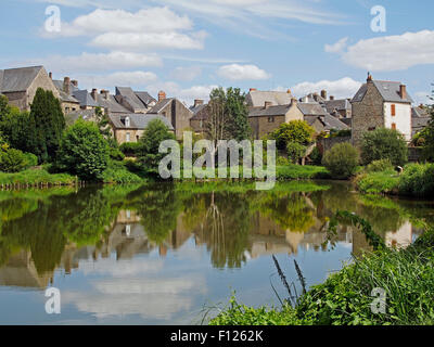 Die mittelalterliche Stadt Lassay Les Chateaux in der südlichen Normandie, Frankreich - Blick über den See an einem Sommertag. Stockfoto