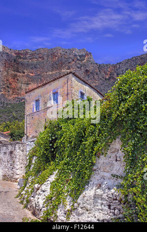 Hautnah-Ansicht und Fassade eines alten Hauses in der traditionellen Siedlung von Leonidio in Arcadia Region, Peloponnes, Griechenland Stockfoto