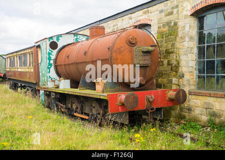 Rusty Steam Train auf dem Schrottplatz bei Biegert Railway, die älteste Eisenbahn der Welt. Stockfoto