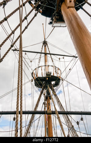 Die Masten Holme und Top Takelage eine vollständige Replik des Golden Hind die umsegelte die Welt zwischen 1577 und 1580 Stockfoto