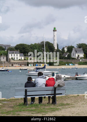 Bénodet: festgemachten Jachten und Leuchtturm von Sainte-Marine Stockfoto