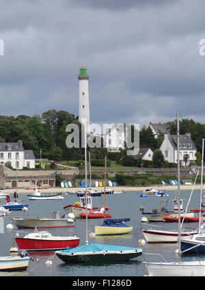 Bénodet: festgemachten Jachten und Leuchtturm Stockfoto