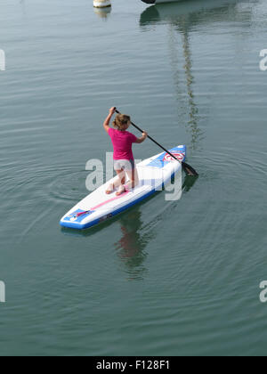 La Trinité-Sur-Mer: Mädchen-paddle-boarding Stockfoto