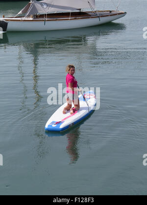 La Trinité-Sur-Mer: Mädchen-paddle-boarding Stockfoto