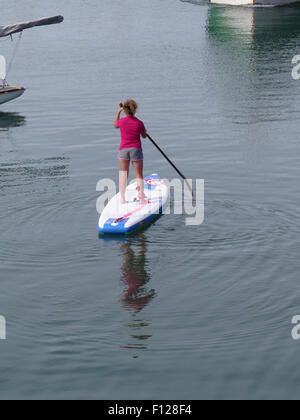 La Trinité-Sur-Mer: Mädchen-paddle-boarding Stockfoto