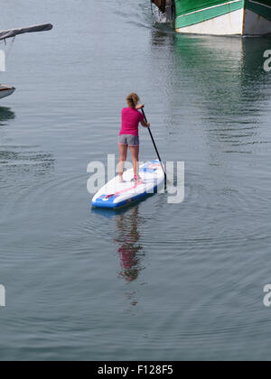 La Trinité-Sur-Mer: Mädchen-paddle-boarding Stockfoto