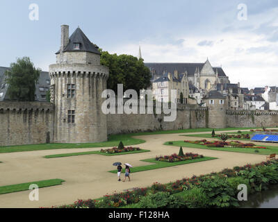 Vannes: Garten des Château de l'Hermine, Stadtmauer & Tour du Connétable Stockfoto