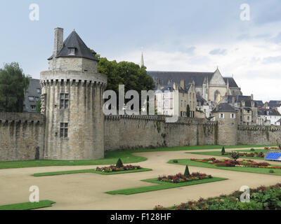 Vannes: Garten des Château de l'Hermine, Stadtmauer & Tour du Connétable Stockfoto