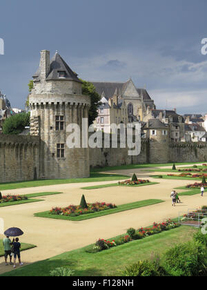 Vannes: Garten des Château de l'Hermine, Stadtmauer & Tour du Connétable Stockfoto