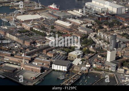 AJAXNETPHOTO. 24. AUGUST 2011. PORTSMOUTH, ENGLAND. -AERIAL VIEW OF NAVAL BASE KOMPLEX UND UMGEBUNG. HMS VICTORY UND STANDORT DER MARY ROSE MUSEUM ZU SEHEN (MITTE, LINKS.), HMS KRIEGER (UNTEN, MITTE.), SCHWER (UNTEN, RECHTS), SIEGESTOR UND QUEEN STREET (RECHTS.). FOTO: JONATHAN EASTLAND/AJAX REF: D2X110209 1546 Stockfoto