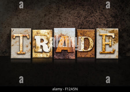Das Wort "Handel" in rostigen Metall Buchdruck Typ auf eine dunkle strukturierte Grunge Hintergrund geschrieben. Stockfoto