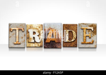 Das Wort "Handel" geschrieben in rostigen Metall Buchdruck-Typ isoliert auf einem weißen Hintergrund. Stockfoto