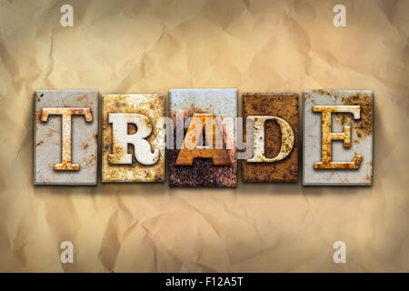Das Wort "Handel" in rostigen Metall Buchdruck Typ auf eine zerfallene Alter Papierhintergrund geschrieben. Stockfoto
