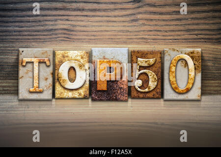 Das Wort "TOP 50" in rostigen Metall Buchdruck Typ sitzen auf einem hölzernen Felsvorsprung Hintergrund geschrieben. Stockfoto