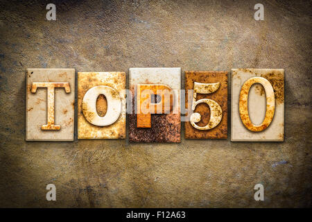 Das Wort "TOP 50" in rostigen Metall Buchdruck Typ auf einen alten Alter Leder Hintergrund geschrieben. Stockfoto