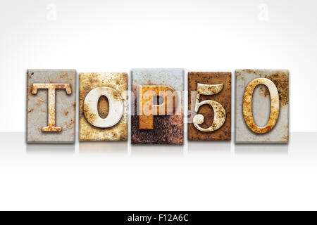 Das Wort "TOP 50" in rostigen Metall Buchdruck-Typ isoliert auf einem weißen Hintergrund geschrieben. Stockfoto