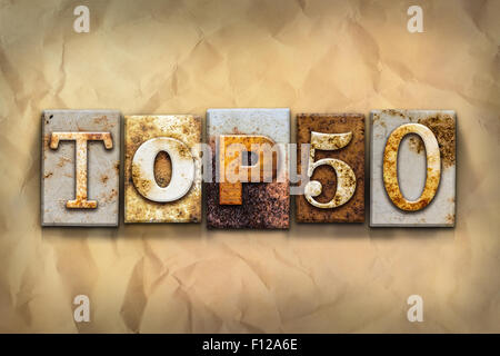 Das Wort "TOP 50" in rostigen Metall Buchdruck Typ auf eine zerfallene Alter Papierhintergrund geschrieben. Stockfoto