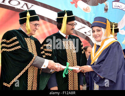 Gouverneur Balochistan Muhammad Khan Achakzai Vergabe Abschluss-Zertifikate unter den Studenten während der 11. Annual Convention von Law College Quetta auf Dienstag, 25. August 2015 Stockfoto