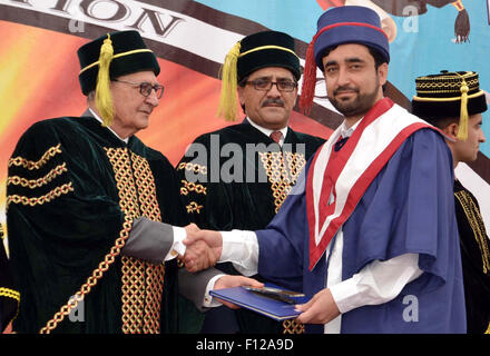 Gouverneur Balochistan Muhammad Khan Achakzai Vergabe Abschluss-Zertifikate unter den Studenten während der 11. Annual Convention von Law College Quetta auf Dienstag, 25. August 2015. Stockfoto