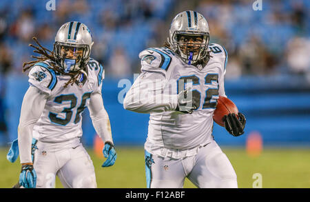 Charlotte, NC, USA. 22. August 2015. Carolina Panthers Wächter Jordan McCray #62 fängt einen Pass von Miami Dolphins am 22. August 2015, bei Bank of America Stadium in Charlotte, North Carolina. Die Panthers besiegten die Delphine 31-30. Margaret Bowles/CSM/Alamy Live-Nachrichten Stockfoto