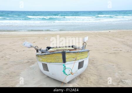 Diese alte, unsichere Fischerboot am Strand von Inhambane, Mosambik liegen ist im täglichen Einsatz. Stockfoto