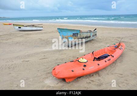 Diese alte, unsichere Fischerboot am Strand von Inhambane, Mosambik liegen ist im täglichen Einsatz. Stockfoto