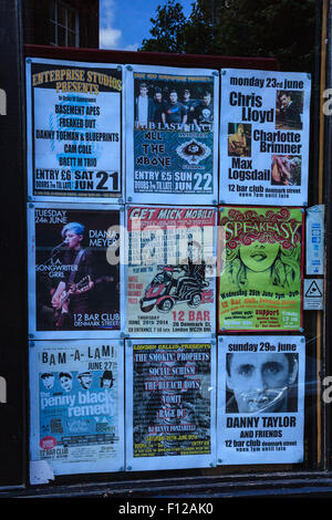 Plakate in einem Schaufenster in Denmark Street, Soho, London, auch bekannt als Tin Pan Alley Stockfoto