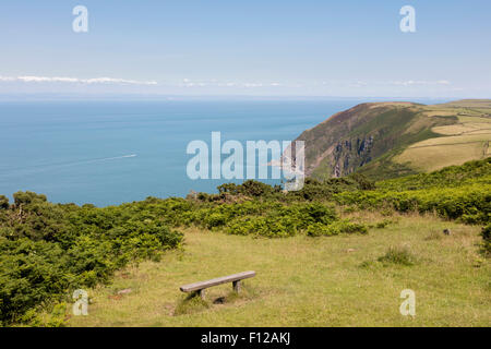 Sitz mit Blick über die Nordküste von Devon Stockfoto