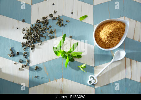 Grüner Tee Zutaten marokkanischen Stil auf blau weißen Holztisch Stockfoto