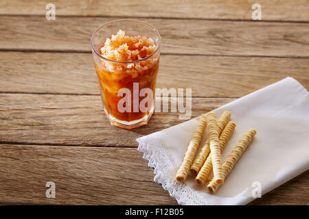 Kaffee-Smoothie mit Wafern auf Vintage Holz Tisch Stockfoto