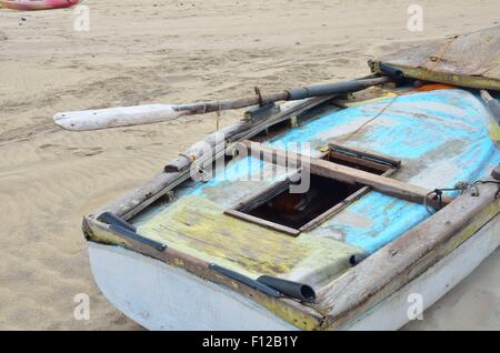 Diese alte, unsichere Fischerboot am Strand von Inhambane, Mosambik liegen ist im täglichen Einsatz. Stockfoto