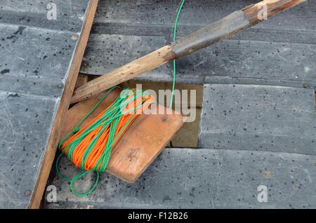 Diese alte, unsichere Fischerboot am Strand von Inhambane, Mosambik liegen ist im täglichen Einsatz. Stockfoto