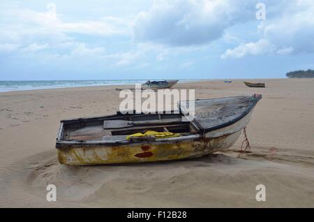 Diese alte, unsichere Fischerboot am Strand von Inhambane, Mosambik liegen ist im täglichen Einsatz. Stockfoto