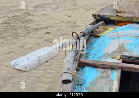 Diese alte, unsichere Fischerboot am Strand von Inhambane, Mosambik liegen ist im täglichen Einsatz. Stockfoto