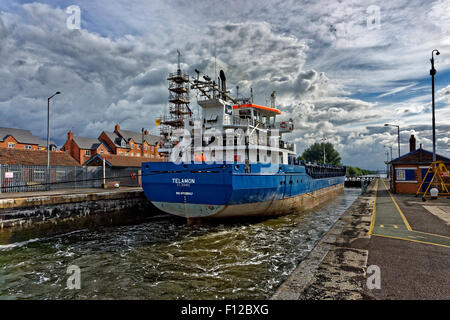 Küsten-Frachter "Telamon" auf der Durchreise Latchford sperrt auf den Manchester Ship Canal in Warrington, England. Stockfoto