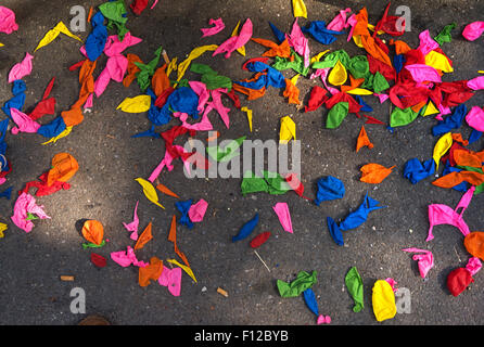 Platzen Luftballons auf dem Boden Stockfoto