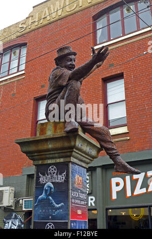 "Herr Poetry" eine Skulptur von Peter Collette auf Brunswick Street Melbourne Australien Stockfoto