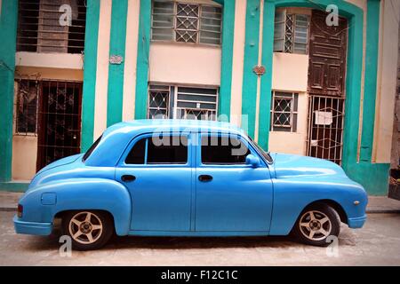 Helles Türkis glänzenden Auto mit getönten Scheiben, geparkt in einer Wohnstraße in Havanna, Kuba. Stockfoto