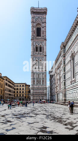 Giottos Glockenturm Campanile gesehen von der Piazza del Duomo Stockfoto