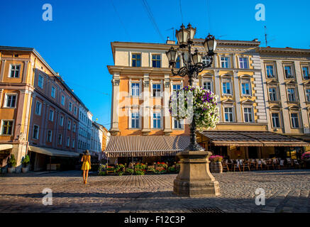 Bunte Gebäude am Marktplatz in Lwiw Stockfoto