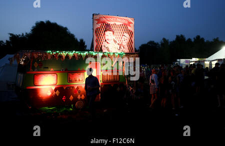 Hamburg, Deutschland. 21. August 2015. BesucherInnen auf dem Dockville Musik und Kunst-Festival in Hamburg, Deutschland, 21. August 2015. Foto: AXEL HEIMKEN/DPA/Alamy Live-Nachrichten Stockfoto