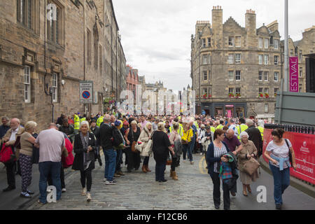 Die Royal Mile, Edinburgh, Schottland - Massen, die Sicherheitskontrolle passieren auf ihrem Weg nach Edinburgh Tattoo 2015 überprüfen Stockfoto