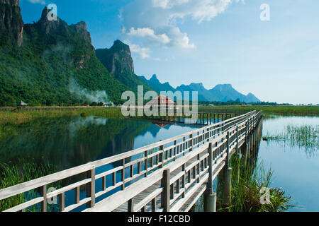 Hölzerne Brücke in Lotus See im Khao Sam Roi Yod Nationalpark, thailand Stockfoto