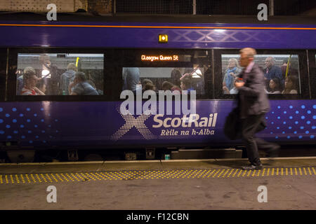 Gälische branding auf ScotRail Zug zwischen Edinburgh Waverley und Glasgow Queen Street Station Stockfoto