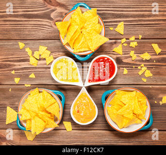 Teller mit Nachos mit verschiedenen dips Stockfoto